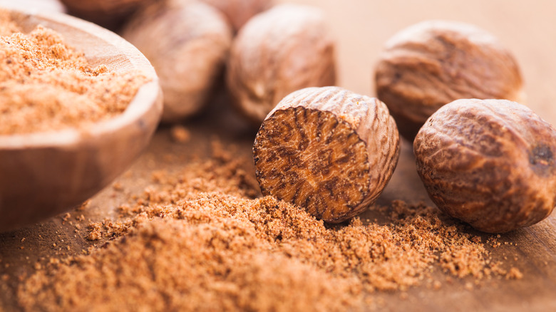 whole and grounded nutmeg