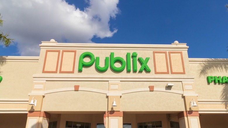 Publix grocery store front
