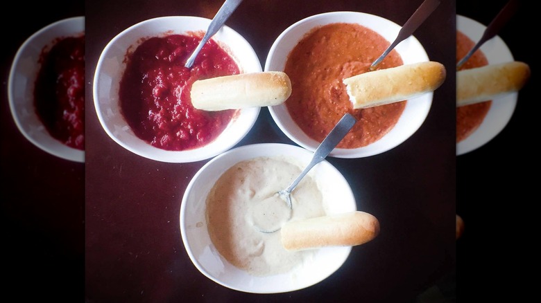 Olive Garden breadsticks and sauce