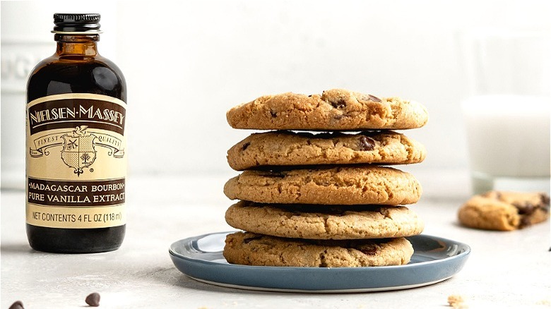 Nielsen-Massey vanilla extract and cookies