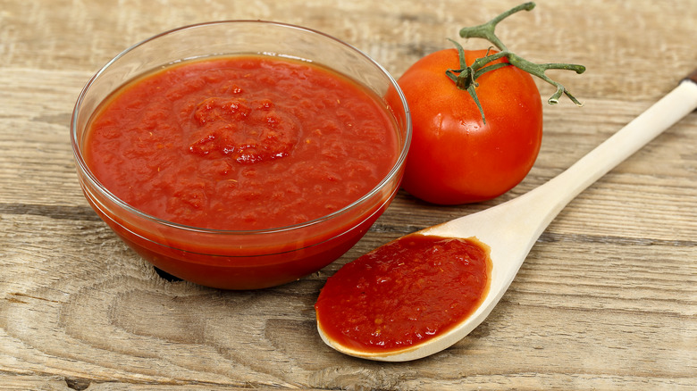 Tomato purée in bowl 