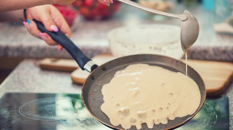Making crêpes at home