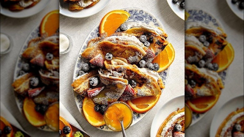 pannekaker with fruit on dish