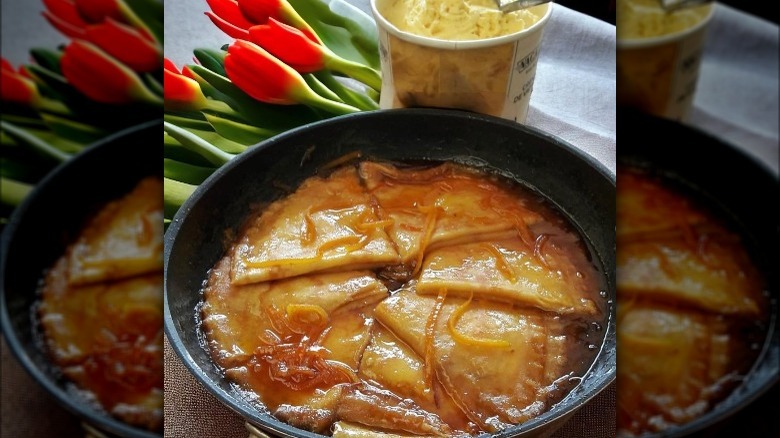 Crêpes suzette in a pan