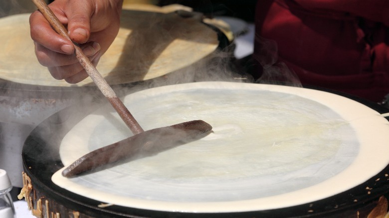 Making crêpes street vendor