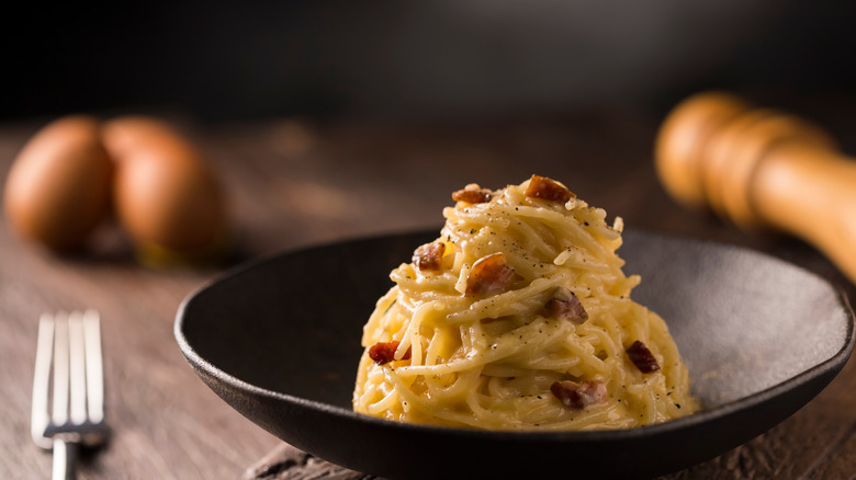 pasta carbonara in bowl