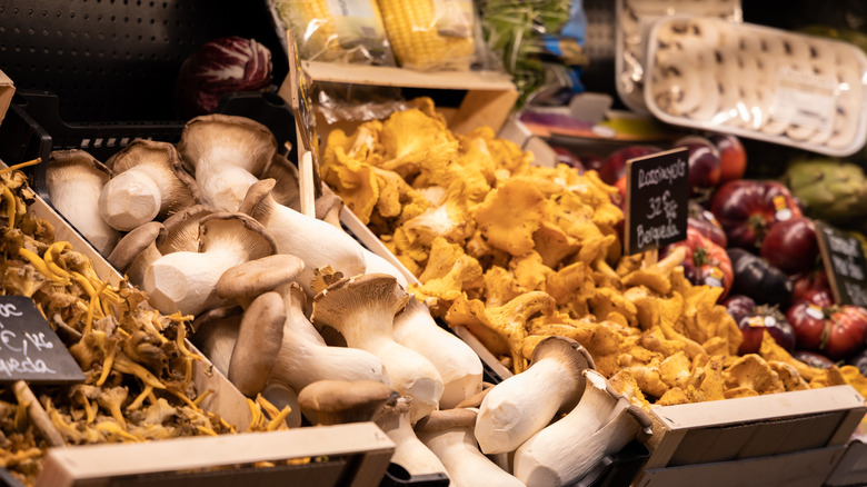 Display of loose mushrooms