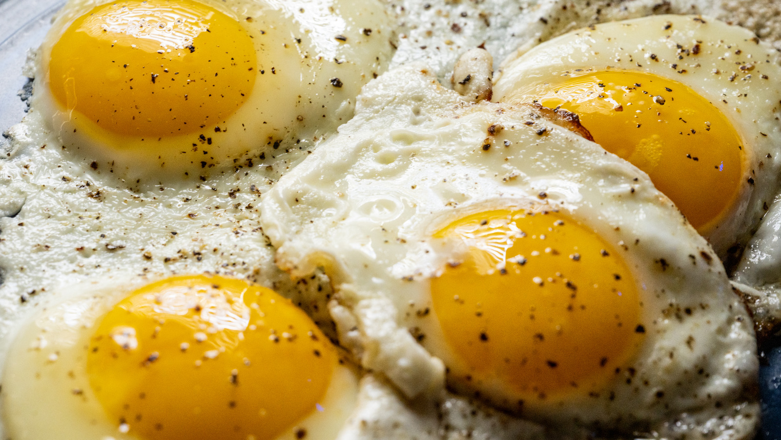 https://www.thedailymeal.com/img/gallery/the-parchment-paper-tip-thatll-give-you-mess-free-eggs-every-time/l-intro-1682700336.jpg