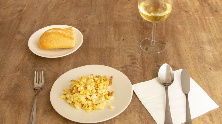 bacalhau à brás with wine and bread