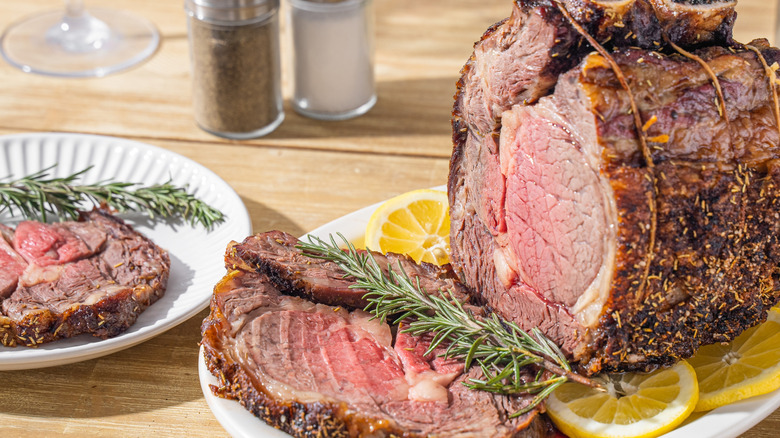 Prime rib with herbs and lemon slices