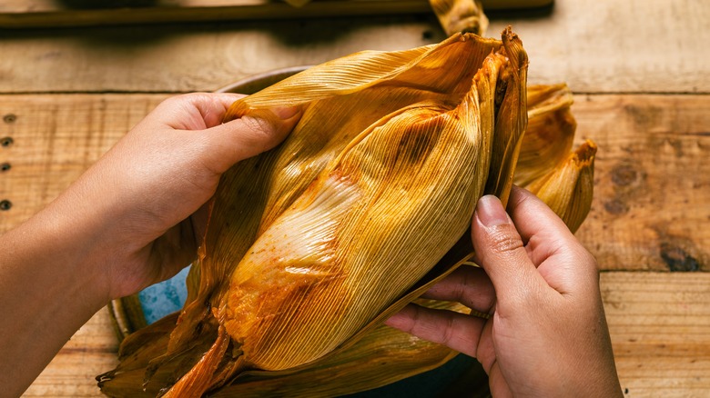 Opening a tamale