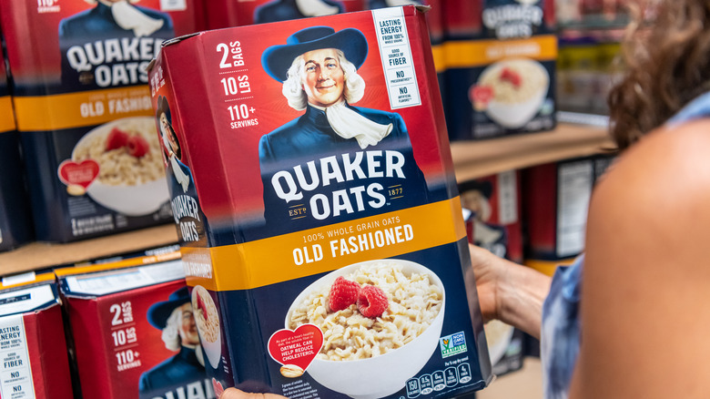 Box of Quaker Old Fashioned oatmeal