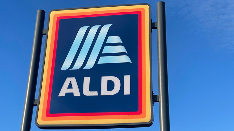 A large standalone Aldi sign