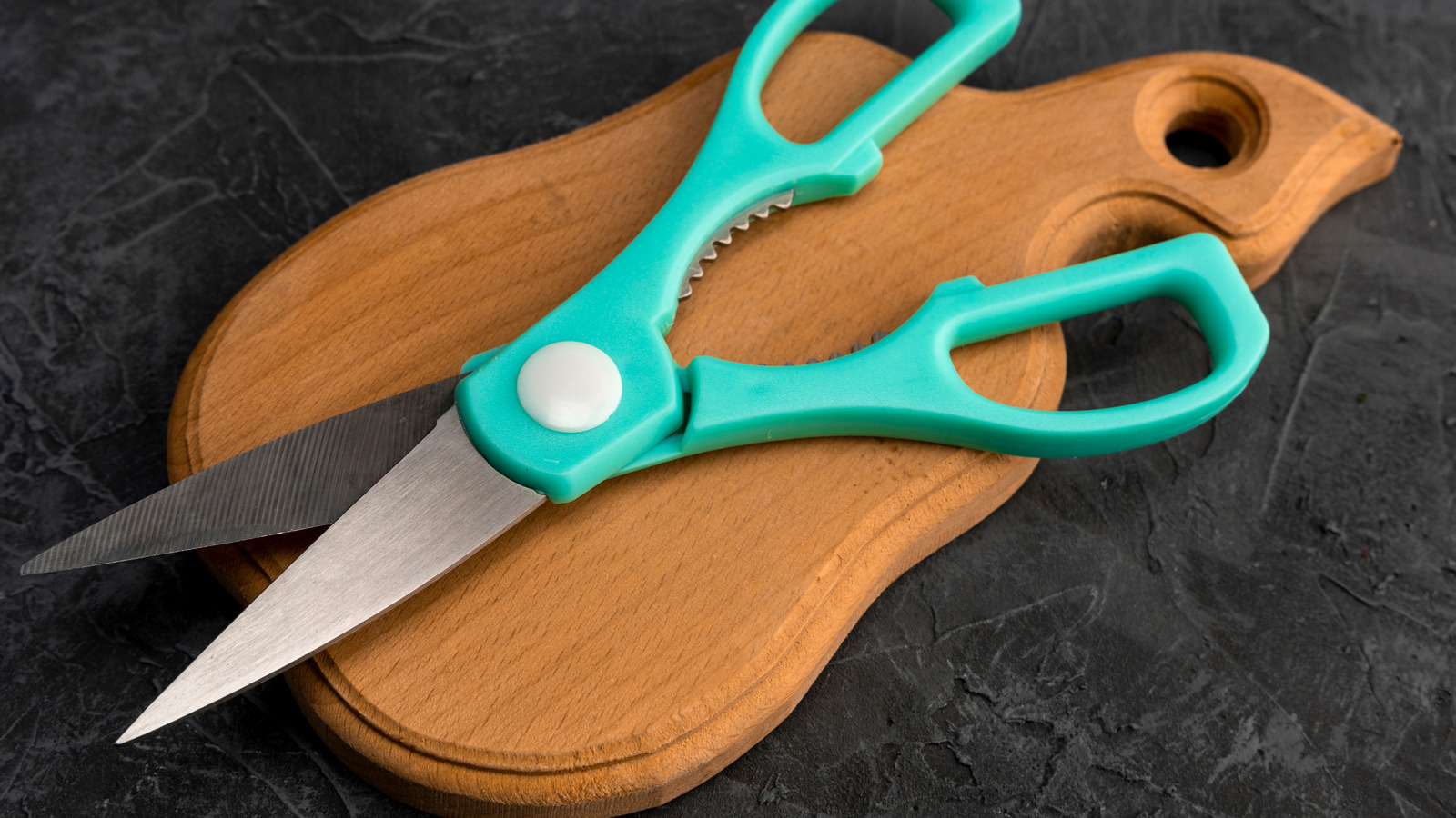 The Quick And Easy Hack That'll Keep Your Kitchen Shears Perfectly