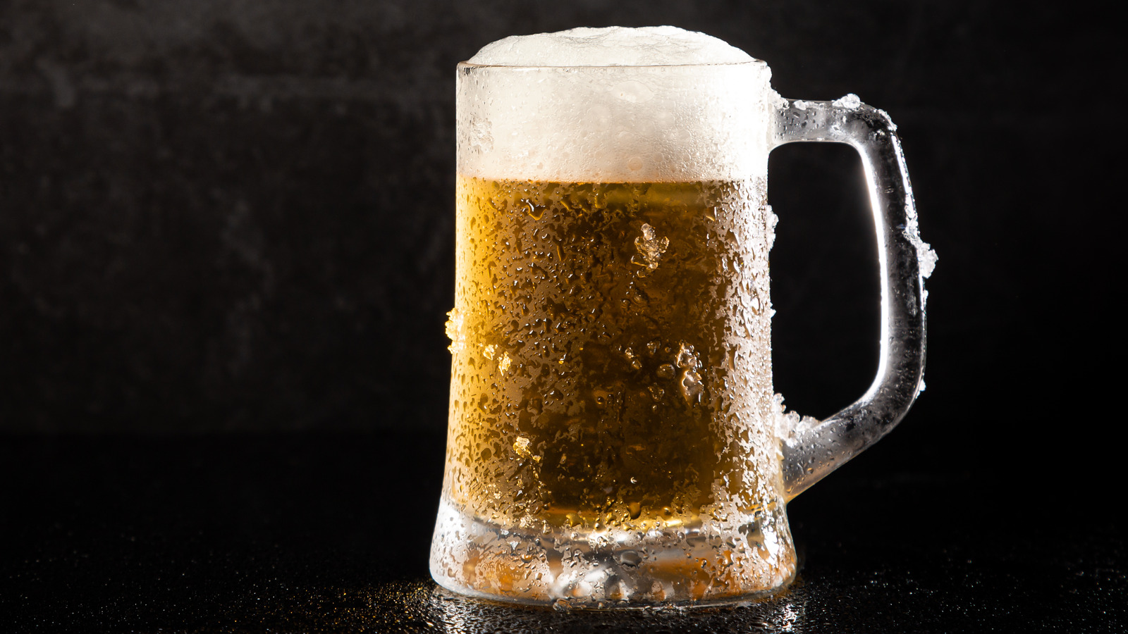 https://www.thedailymeal.com/img/gallery/the-reason-beer-is-commonly-served-in-an-ice-cold-glass/l-intro-1696439700.jpg