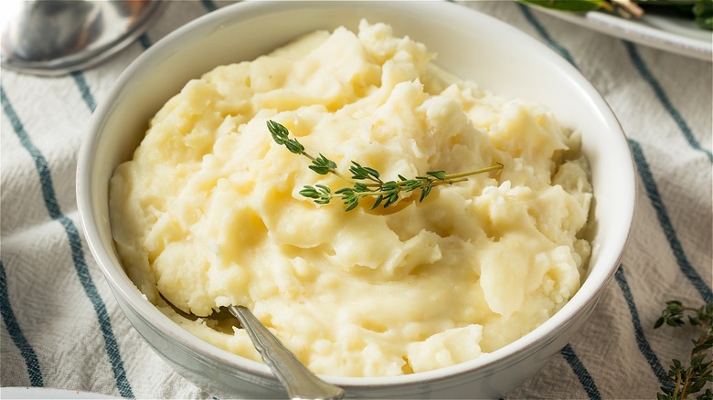 Mashed potatoes in bowl