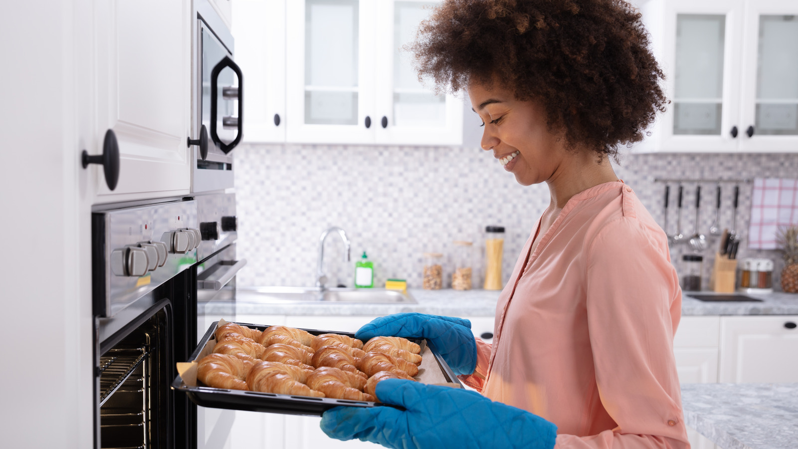 The Reason You Should Probably Toss Out Your Oven Mitts