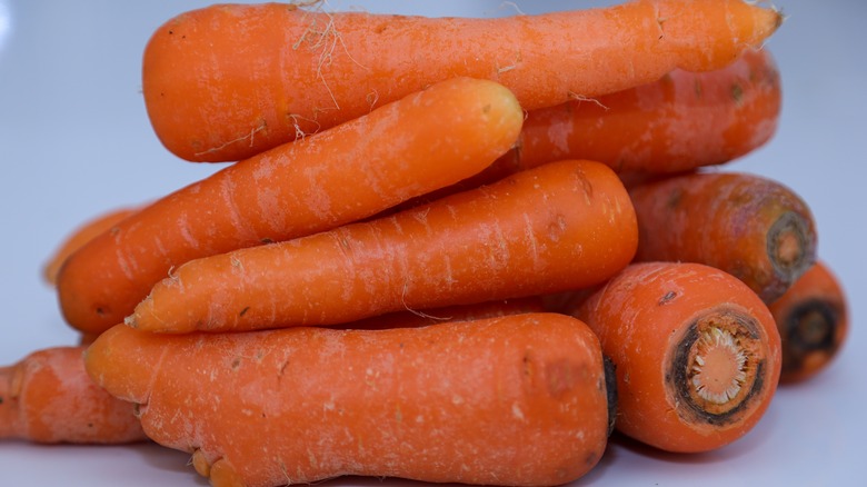 Pile of whole carrots