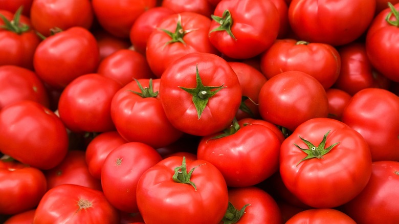 A pile of red tomatoes