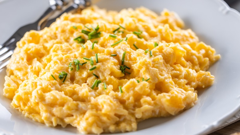 Scrambled eggs with chives
