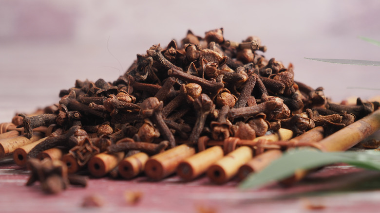 Cloves and cinnamon sticks