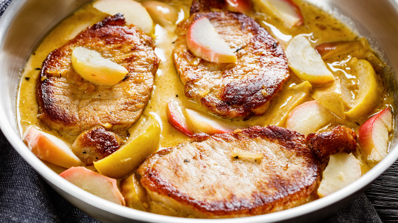 Pork chops with apples