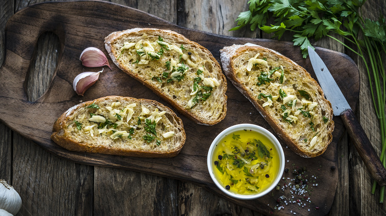 garlic bread on cutting board