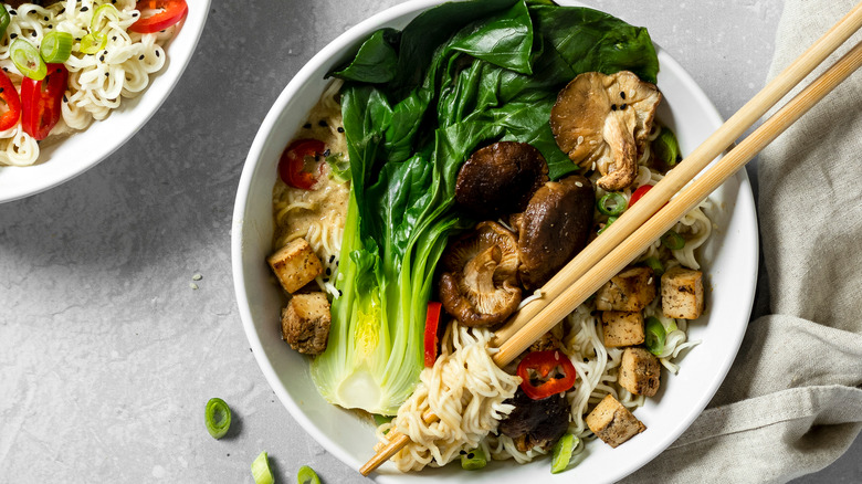 A bowl of ramen noodles