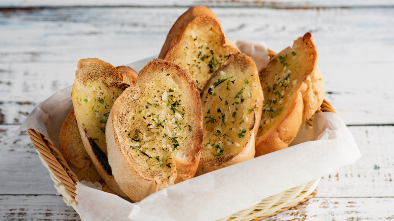 basket of garlic bread