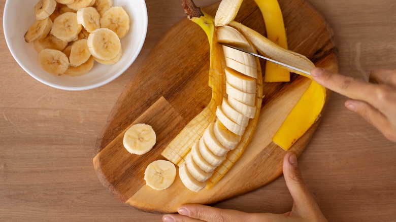 slicing bananas