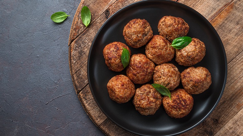 https://www.thedailymeal.com/img/gallery/the-simple-scoop-hack-for-perfectly-portioned-meatballs/intro-1691602338.jpg