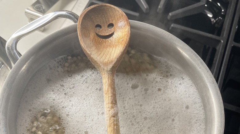 https://www.thedailymeal.com/img/gallery/the-simple-spoon-hack-to-prevent-water-from-boiling-over/intro-1694032688.jpg