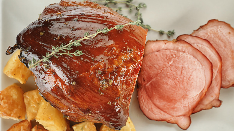 Honey glazed ham with potatoes and herbs
