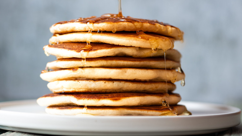 A stack of pancakes 