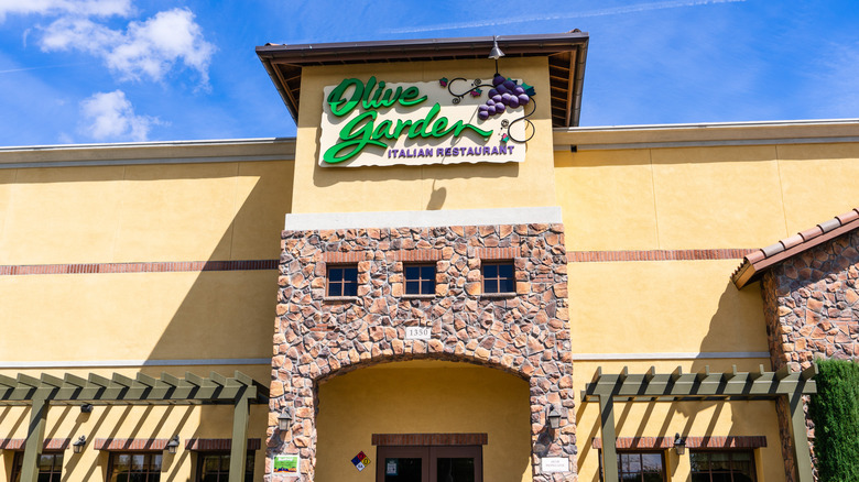 Olive Garden restaurant sign