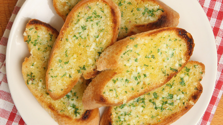Sliced garlic bread on plate