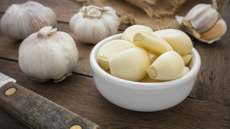 Garlic bulbs and cloves in bowl 