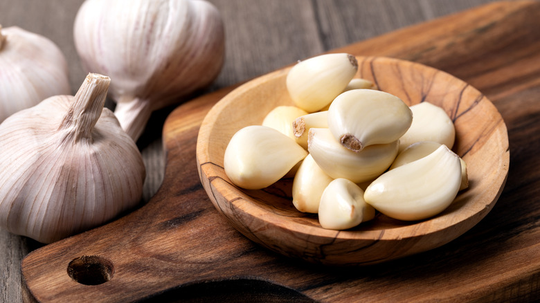 Garlic cloves in a bowl