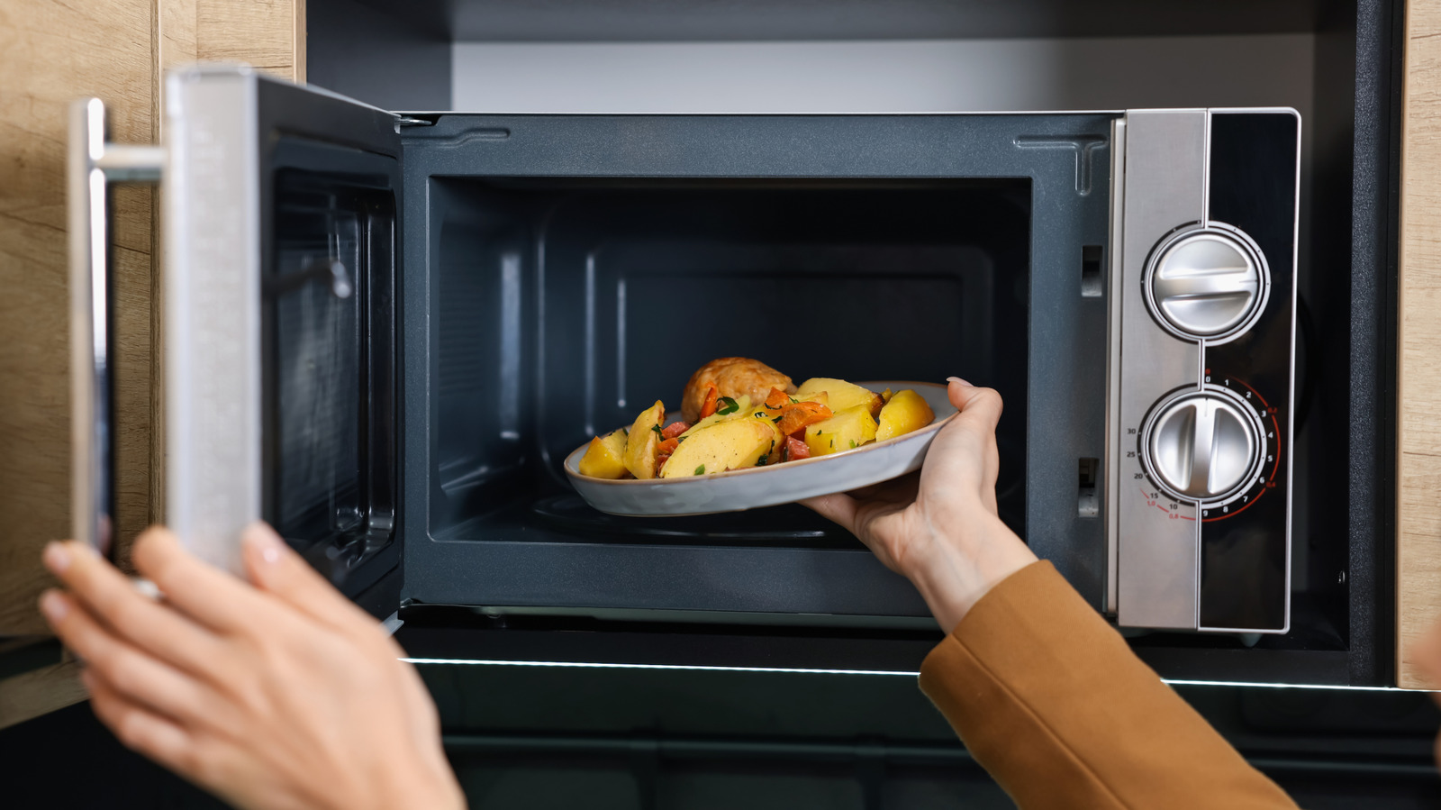 The Telltale Sign Your Vintage Pyrex Isn't Microwave Safe