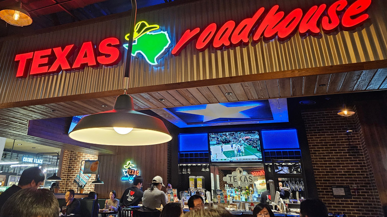 Patrons in Texas Roadhouse location