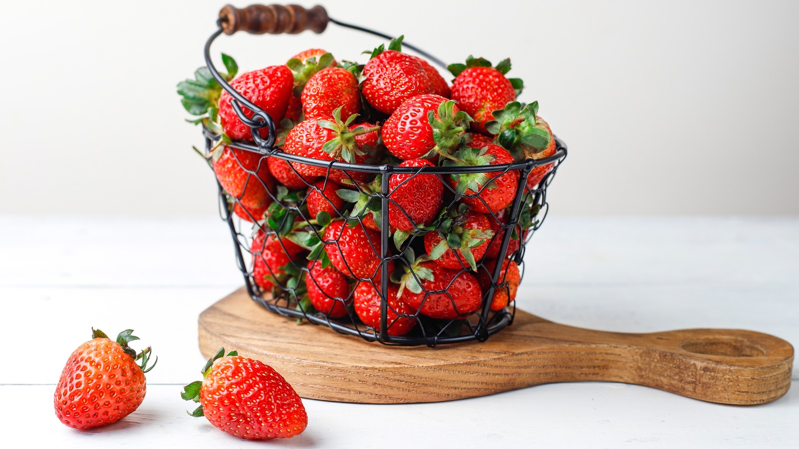 https://www.thedailymeal.com/img/gallery/the-tiktok-strawberry-hulling-hack-that-will-make-life-so-much-easier/l-intro-1683841198.jpg