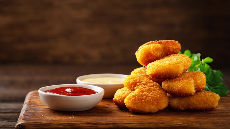 Chicken nuggets and dipping sauce