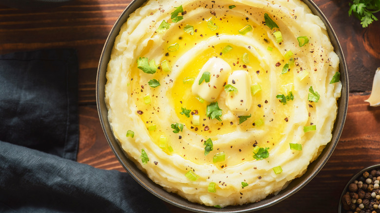 Bowl of mashed potatoes 