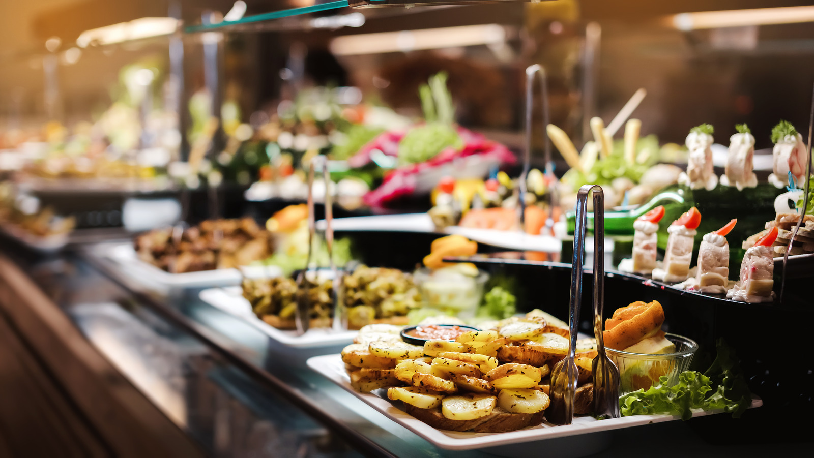 The Crucial Dishware Mistake You Should Never Make At Buffets