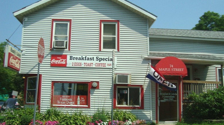 Exterior of Handy's Lunch