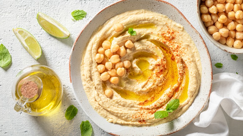 Hummus with mint, olive oil, lime slices