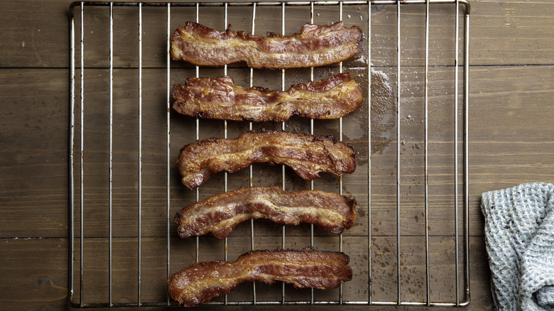 5 strips of bacon on a cooling rack
