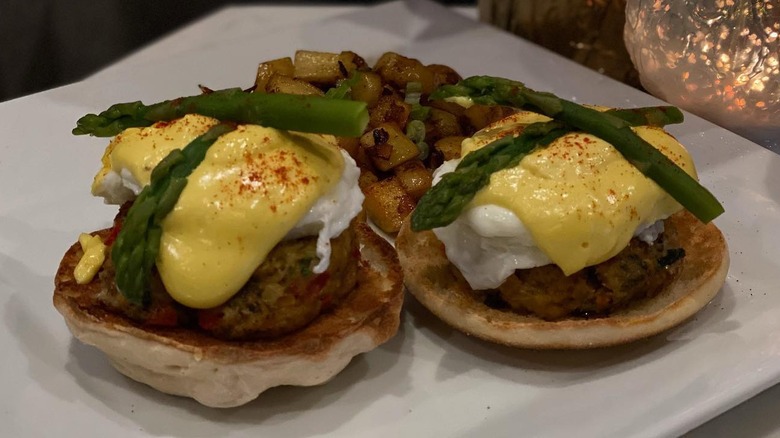 Crab cake eggs benedict