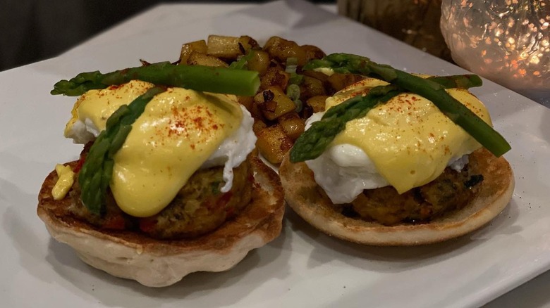 Crab cake eggs benedict
