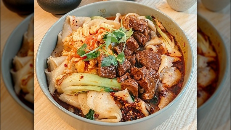 La mien noodles in bowl